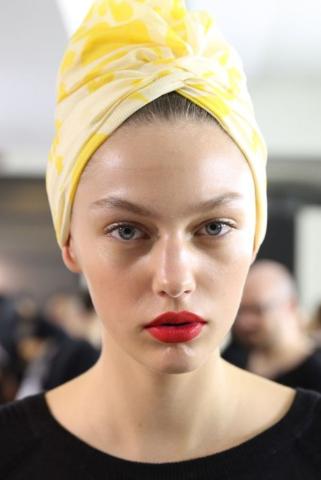 Το κόκκινο κραγιόν στο καλοκαιρινό μακιγιάζ