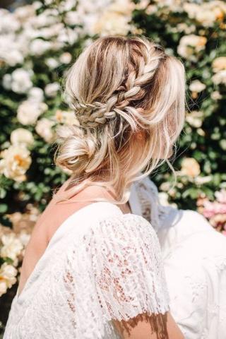 Braided updo: Το πιο boho χτένισμα του καλοκαιριού και πώς να το κάνεις μόνη σου Braided updo: Το πιο boho χτένισμα του καλοκαιριού και πώς να το κάνεις μόνη σου