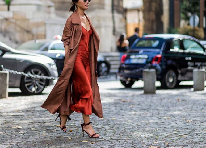 5 τρόποι να φορέσεις ένα slip dress και να δείχνει στιλάτο