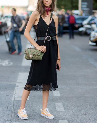 5 τρόποι να φορέσεις ένα slip dress και να δείχνει στιλάτο