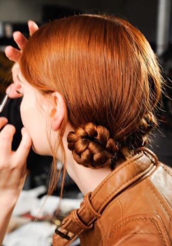 Macaron buns: Το hair trend που αγαπούν οι Γαλλίδες