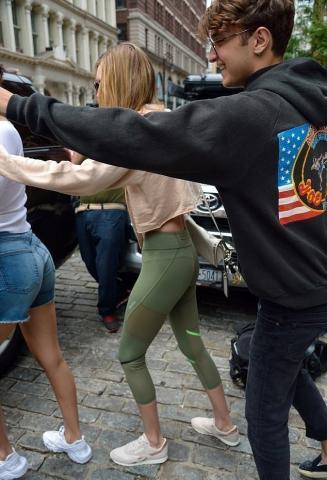 Η Bella Hadid ξεχνάει συχνά να φορέσει κάτι απαραίτητο...