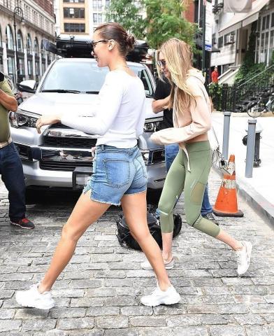 Η Bella Hadid ξεχνάει συχνά να φορέσει κάτι απαραίτητο...