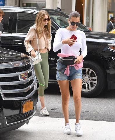 Η Bella Hadid ξεχνάει συχνά να φορέσει κάτι απαραίτητο...