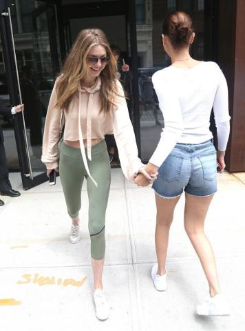 Η Bella Hadid ξεχνάει συχνά να φορέσει κάτι απαραίτητο...