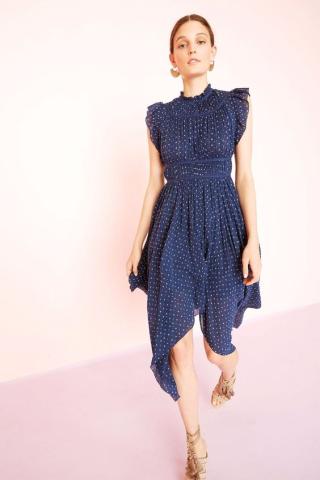 Μια διαφορετική αλλά όμορφη τάση στα φορέματα. Εσύ θα τη φορέσεις; Μια διαφορετική αλλά όμορφη τάση στα φορέματα. Εσύ θα τη φορέσεις;