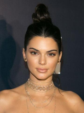 Η Kendall Jenner έχει ένα bun για κάθε περίσταση