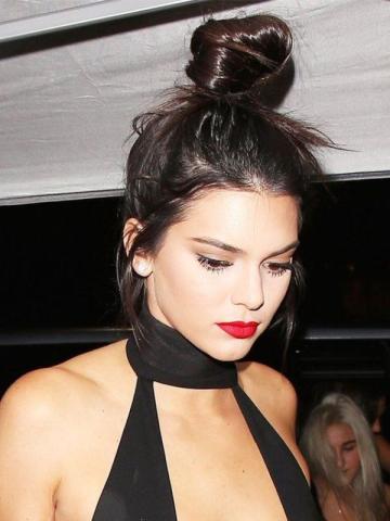 Η Kendall Jenner έχει ένα bun για κάθε περίσταση