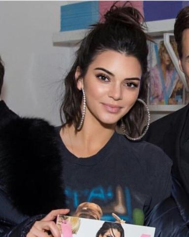 Η Kendall Jenner έχει ένα bun για κάθε περίσταση