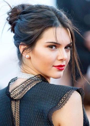 Η Kendall Jenner έχει ένα bun για κάθε περίσταση