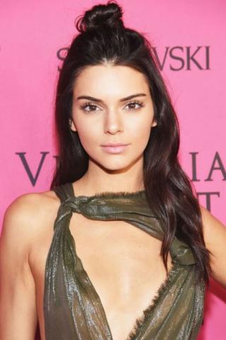 Η Kendall Jenner έχει ένα bun για κάθε περίσταση