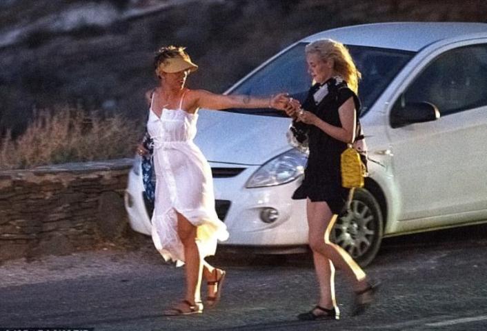 Φωτογραφίες της Scarlett Johansson από τις διακοπές της στη Σίφνο