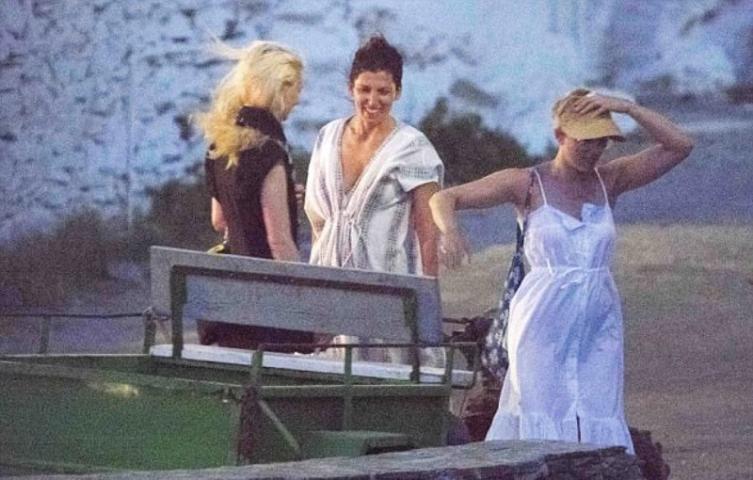 Φωτογραφίες της Scarlett Johansson από τις διακοπές της στη Σίφνο