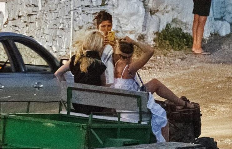 Φωτογραφίες της Scarlett Johansson από τις διακοπές της στη Σίφνο