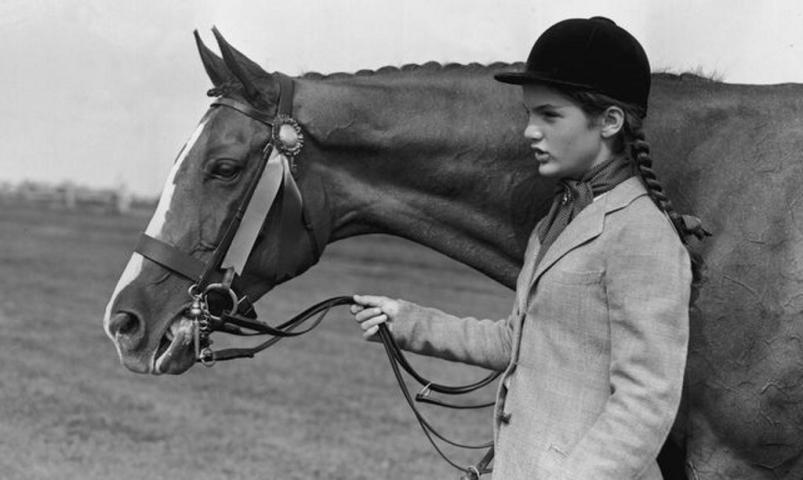 Σπάνιες φωτογραφίες από τα παιδικά χρόνια της Τζάκι Κένεντι