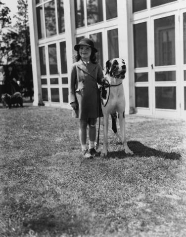 Σπάνιες φωτογραφίες από τα παιδικά χρόνια της Τζάκι Κένεντι