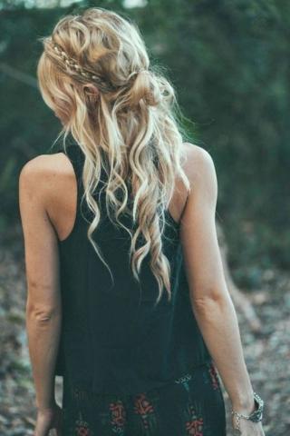 Boho hairstyle για ένα ανέμελο, καλοκαιρινό look