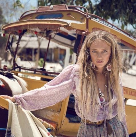 Boho hairstyle για ένα ανέμελο, καλοκαιρινό look