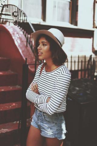 Το μπλουζάκι με τη μεγαλύτερη ιστορία, βρίσκεται πλέον σε όλες τις ντουλάπες Το μπλουζάκι με τη μεγαλύτερη ιστορία, βρίσκεται πλέον σε όλες τις ντουλάπες