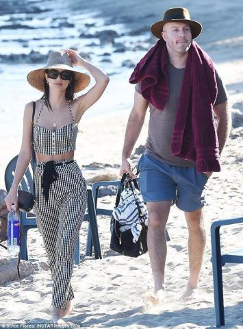 Emily Ratajkowski: Η εμφάνιση στην παραλία που έβαλε φωτιά 