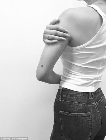 Το νέο tiny tattoo της Bella Hadid παραείναι tiny... 