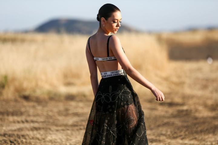 Το διάφανο φόρεμα που έχουν λατρέψει όλες οι διάσημες... και εμείς Το διάφανο φόρεμα που έχουν λατρέψει όλες οι διάσημες... και εμείς