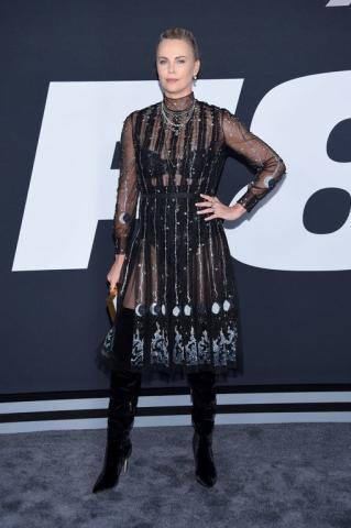 Το διάφανο φόρεμα που έχουν λατρέψει όλες οι διάσημες... και εμείς Το διάφανο φόρεμα που έχουν λατρέψει όλες οι διάσημες... και εμείς