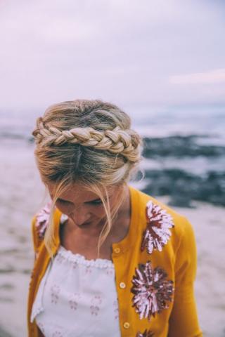 Braided crown hair: Πώς να κάνεις μόνη σου το πιο ρομαντικό χτένισμα 