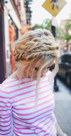 Braided crown hair: Πώς να κάνεις μόνη σου το πιο ρομαντικό χτένισμα 