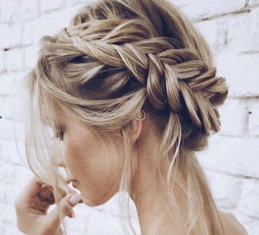 Braided crown hair: Πώς να κάνεις μόνη σου το πιο ρομαντικό χτένισμα 