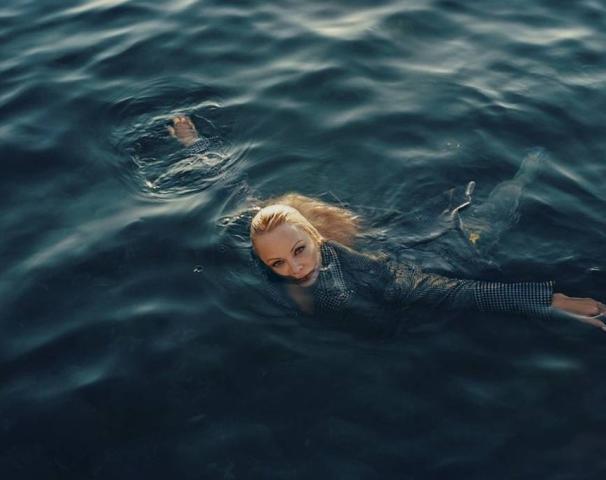 Pamela Anderson: Στα 50 της φωτογραφίζεται για το W Magazine και μιλά χωρίς φραγμούς