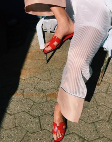 Τα σανδάλια που φοράνε όλες οι fashion bloggers είναι τα πιο ωραία που έχεις δει Τα σανδάλια που φοράνε όλες οι fashion bloggers είναι τα πιο ωραία που έχεις δει