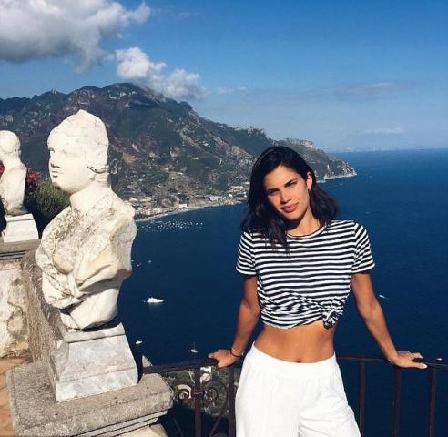 Η Sara Sampaio ξέρει να κάνει διακοπές και να ποζάρει σ'αυτές 