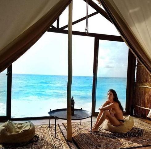 Η Sara Sampaio ξέρει να κάνει διακοπές και να ποζάρει σ'αυτές 