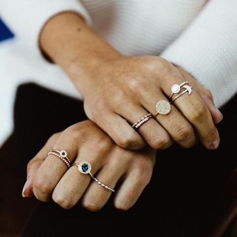 Ιδέες για να φορέσεις σωστά τα δαχτυλίδια σου