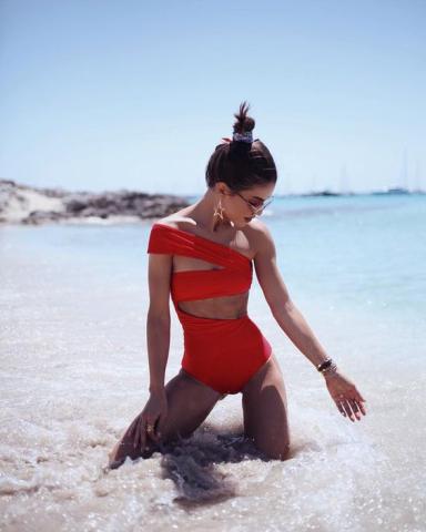 Κόκκινο μαγιό: Μια από τις μεγαλύτερες τάσεις του φετινού καλοκαιριού Κόκκινο μαγιό: Μια από τις μεγαλύτερες τάσεις του φετινού καλοκαιριού