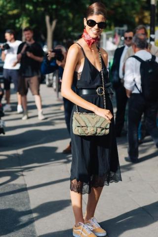 Sneakers με φόρεμα! Δες πως να τα συνδυάσεις σωστά Sneakers με φόρεμα! Δες πως να τα συνδυάσεις σωστά