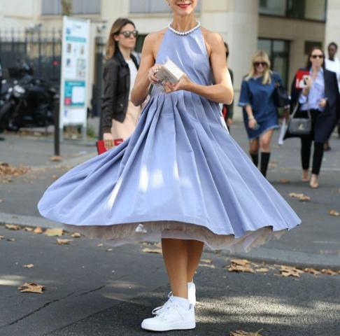 Sneakers με φόρεμα! Δες πως να τα συνδυάσεις σωστά Sneakers με φόρεμα! Δες πως να τα συνδυάσεις σωστά