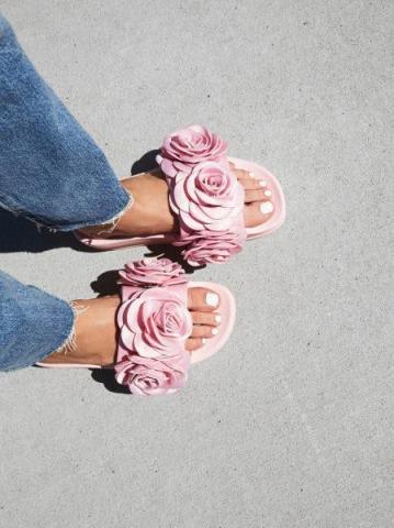 Maximalist Shoes: Η νέα τάση στα παπούτσια που διεκδικεί μια θέση στη γκαρνταρόμπα σου Maximalist Shoes: Η νέα τάση στα παπούτσια που διεκδικεί μια θέση στη γκαρνταρόμπα σου