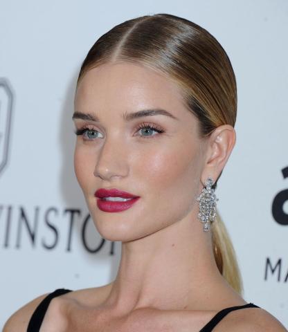 Η Rosie Huntington-Whiteley σου δείχνει όλες τις εκδοχές του slicked-back hairstyle