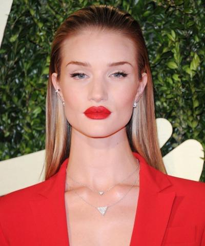 Η Rosie Huntington-Whiteley σου δείχνει όλες τις εκδοχές του slicked-back hairstyle