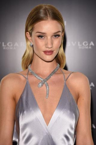 Η Rosie Huntington-Whiteley σου δείχνει όλες τις εκδοχές του slicked-back hairstyle