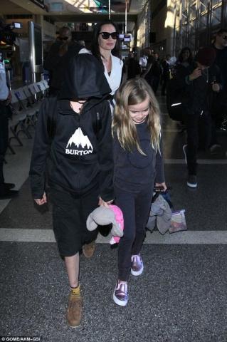 Angelina Jolie: Η εμφάνιση στο αεροδρόμιο με τα παιδιά 