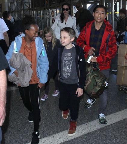 Angelina Jolie: Η εμφάνιση στο αεροδρόμιο με τα παιδιά 