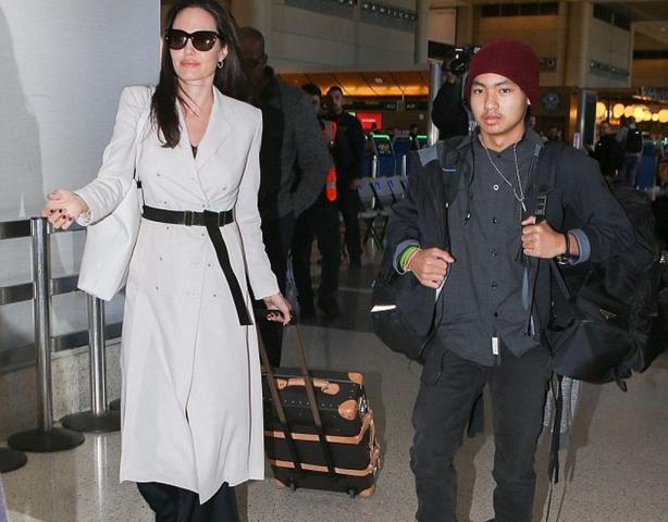 Angelina Jolie: Η εμφάνιση στο αεροδρόμιο με τα παιδιά 