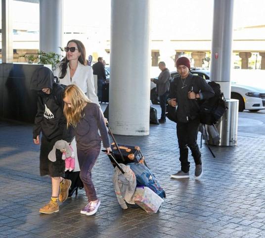 Angelina Jolie: Η εμφάνιση στο αεροδρόμιο με τα παιδιά 