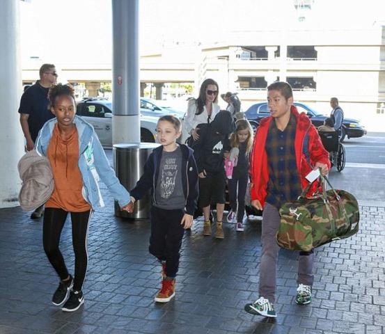 Angelina Jolie: Η εμφάνιση στο αεροδρόμιο με τα παιδιά 