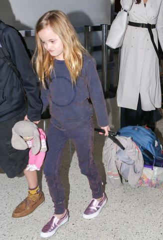 Angelina Jolie: Η εμφάνιση στο αεροδρόμιο με τα παιδιά 