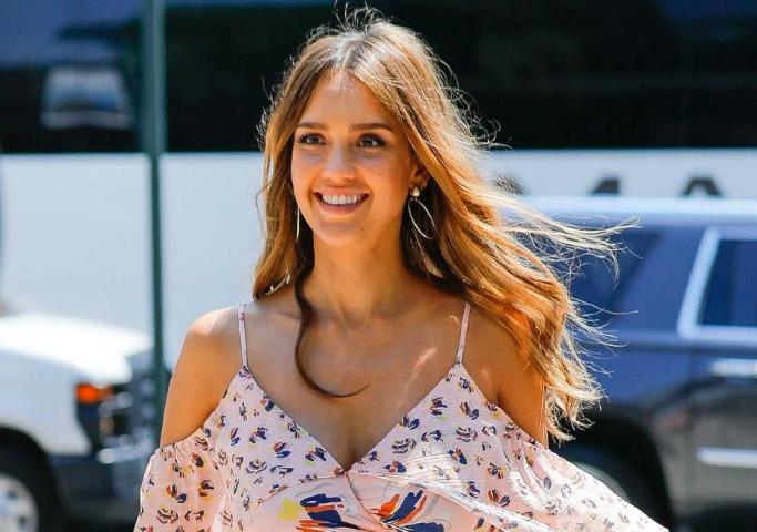 Το bohemian look εγκυμοσύνης της Jessica Alba