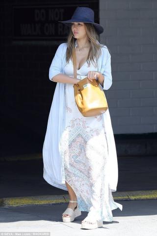 Το bohemian look εγκυμοσύνης της Jessica Alba